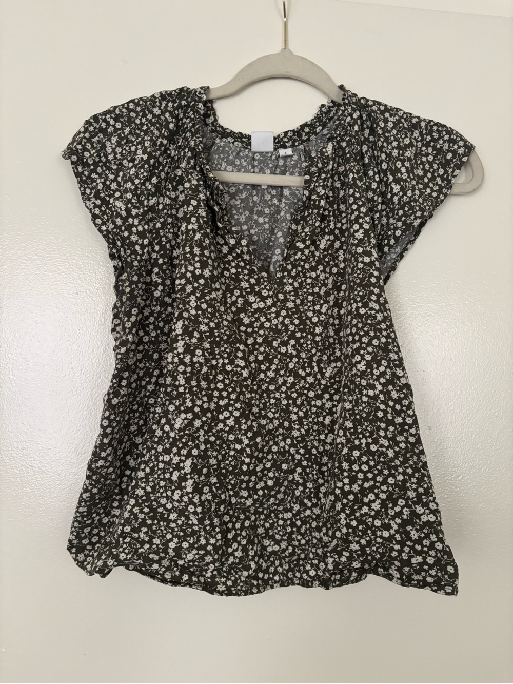 Gap Women’s Sage Green Floral V-Neck Cap Sleeve Top